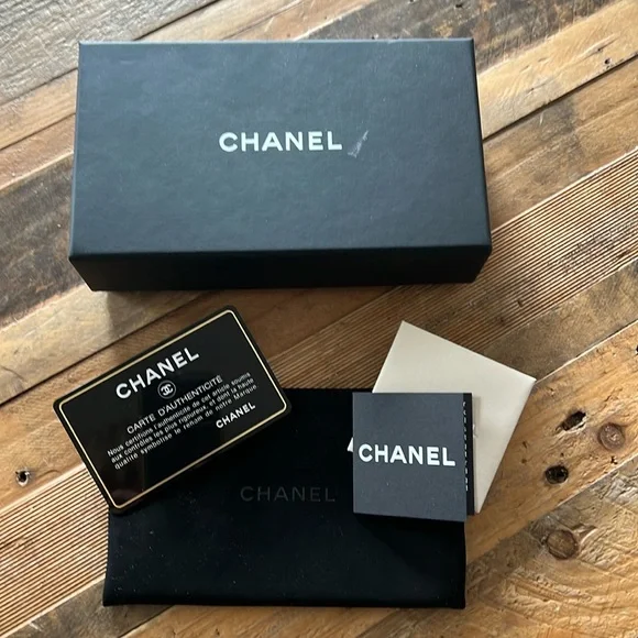 Authentic CHANEL card holder with original box, pouch and cards - Picture 4 of 13